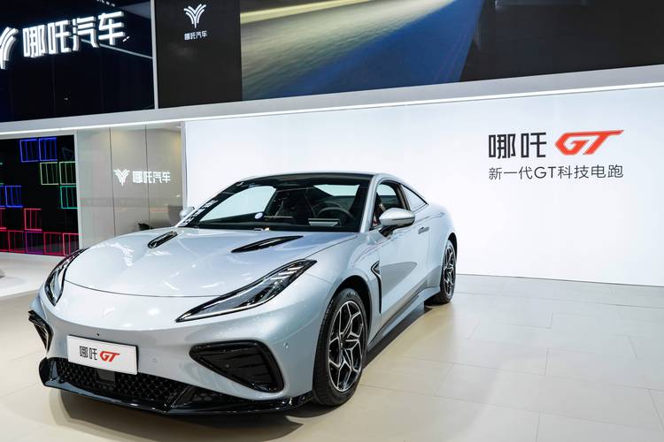 重庆334哪吒汽车在智能汽车领域的表现，领途汽车在新能源汽车市场中的影响力